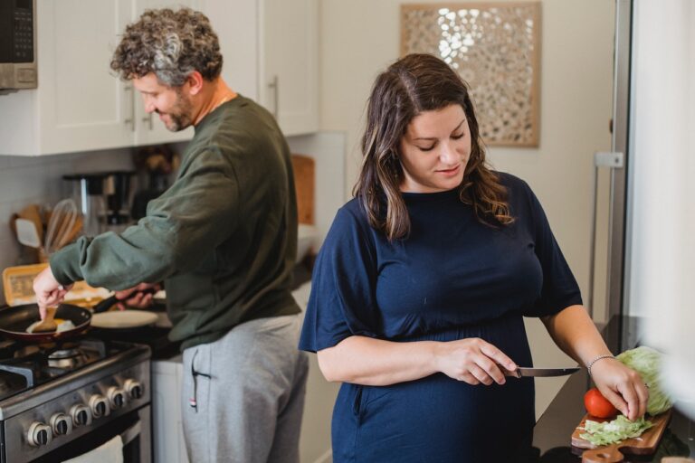 Femme enceinte qui cuisine avec son mari