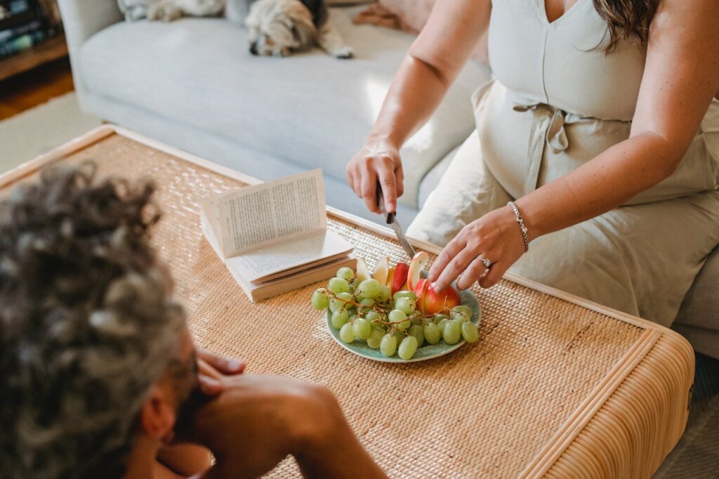 Femme enceinte coupant des fruits - Bonne alimentation pour femme enceinte