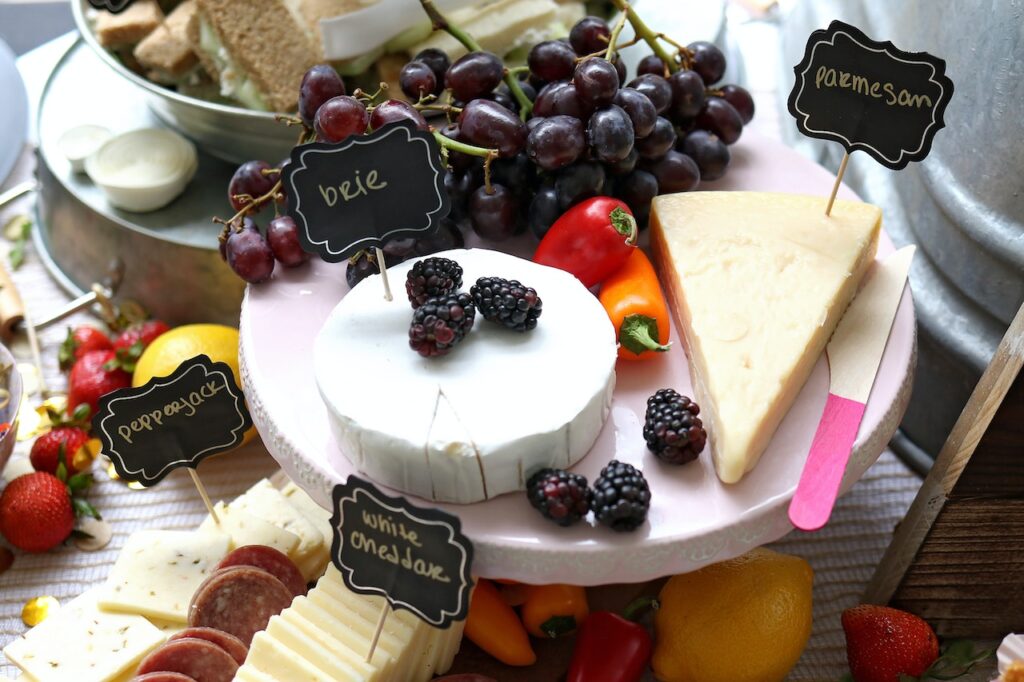 Plateau de fromage et fruits - aliments à éviter enceinte